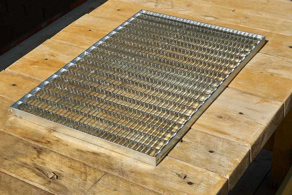 Решетка Gidrolica Step Pro 390х590мм - стальная ячеистая оцинкованная купить в компании "ДРЕНАЖ", цены от 5 751 ₽